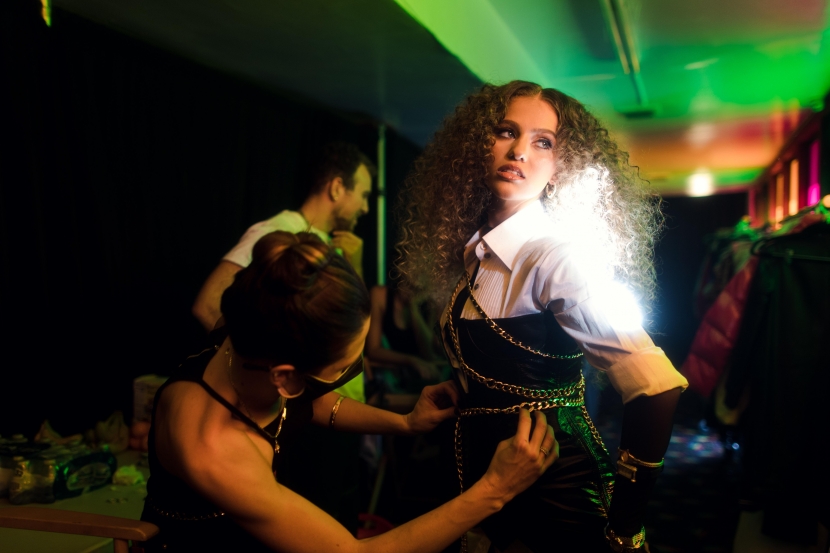 النجمة الشابّة إليانا تُطلق كليب أغنية "على بالي" مع شركة Universal Arabic Music